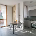 Guesthost - Spazioso Apt- Accesso Privato Al & Posto Auto Apartment