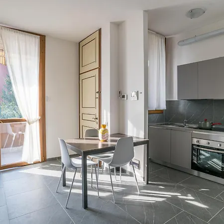 Guesthost - Spazioso Apt- Accesso Privato Al & Posto Auto Appartement