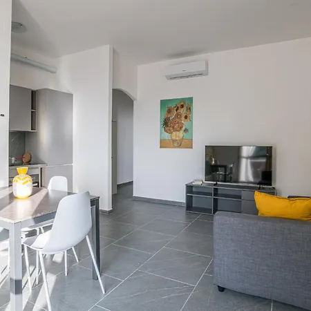 Apartment Guesthost - Spazioso Apt- Accesso Privato Al & Posto Auto Pusiano