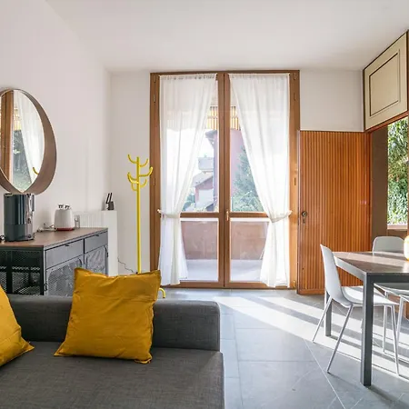 Guesthost - Spazioso Apt- Accesso Privato Al & Posto Auto *