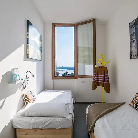 Guesthost - Spazioso Apt- Accesso Privato Al & Posto Auto Apartamento *
