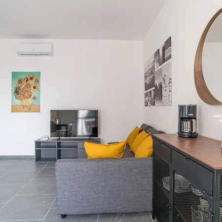 דירה Guesthost - Spazioso Apt- Accesso Privato Al & Posto Auto Pusiano