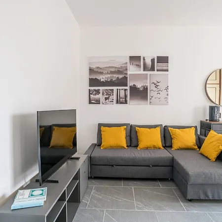 Guesthost - Spazioso Apt- Accesso Privato Al & Posto Auto דירה *