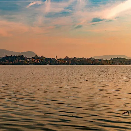 Guesthost - Spazioso Apt- Accesso Privato Al & Posto Auto דירה *