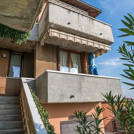 Apartment Guesthost - Spazioso Apt- Accesso Privato Al & Posto Auto *