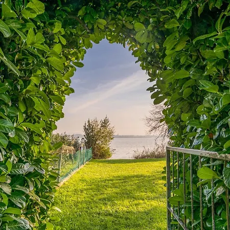 Guesthost - Spazioso Apt- Accesso Privato Al & Posto Auto Apartment Pusiano