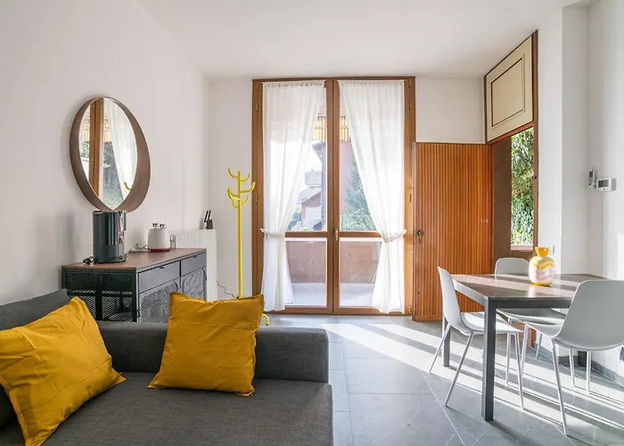 Guesthost - Spazioso Apt- Accesso Privato Al & Posto Auto *