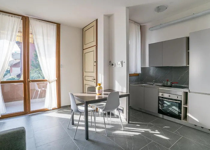 Guesthost - Spazioso Apt- Accesso Privato Al & Posto Auto Апартаменты