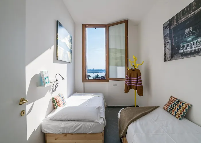 Guesthost - Spazioso Apt- Accesso Privato Al & Posto Auto Апартаменты *