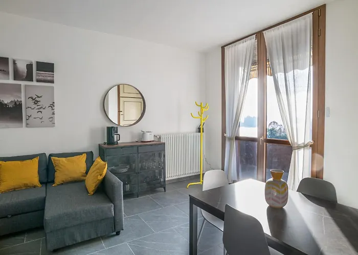 Guesthost - Spazioso Apt- Accesso Privato Al & Posto Auto Apartmán Pusiano