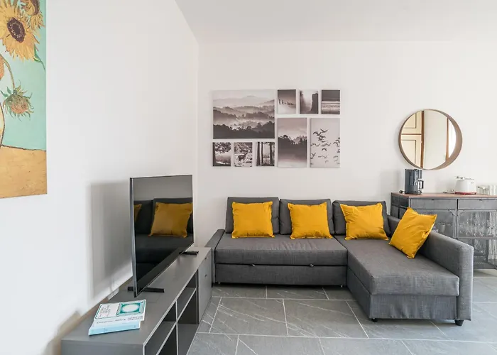 Guesthost - Spazioso Apt- Accesso Privato Al & Posto Auto Апартаменты *